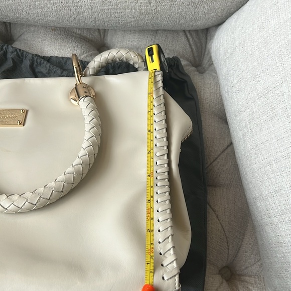 St. John Vanilla/Gold Hand bag. - Picture 9 of 9